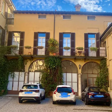 Charme E Storia Apartment In Brescia Center * Bréscia